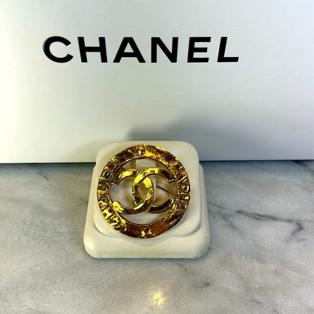 Chanel CC Logo Paris Gold Plated Brooch - Picture 3 of 14